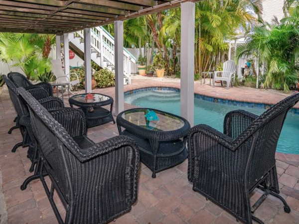 Newly remodeled 3 bed private pool Anna Maria Cottage STEPS TO THE BEACH!